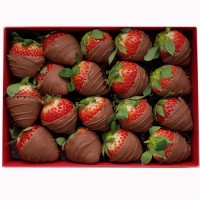 Полуниця в молочному шоколаді в смужку