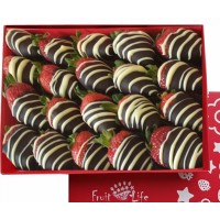 Полуниця в чорному шоколаді з смужками